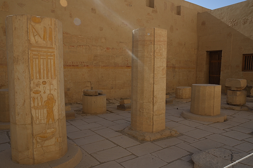 54 MAK_6051.jpg - Un cortile interno.